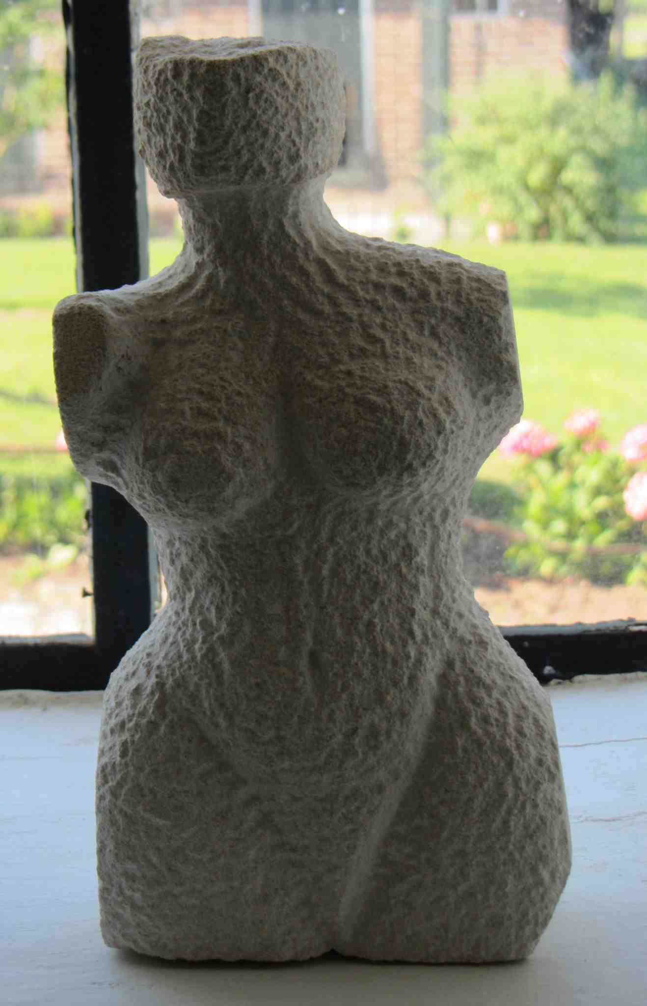 Torso vrouw; beeldhouwwerk kalkzandsteen